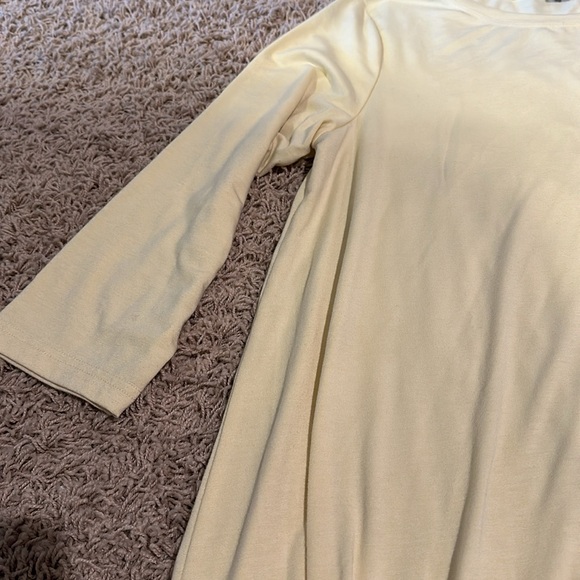 Coco + Carmen 3/4 Length Tops - Picture 4 of 9